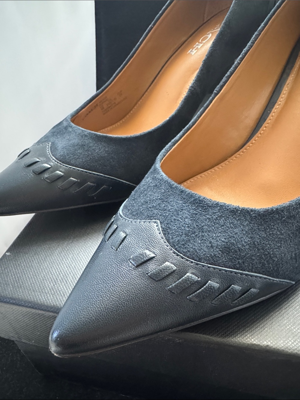 COACH Like NEW “Sophie” Suede & Leather Pointed Toe Pumps in Midnight Navy Sz 9M - Picture 5 of 10